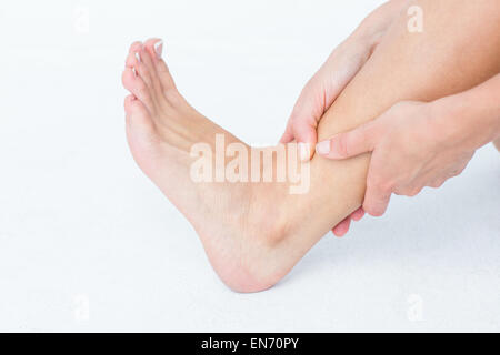 Donna con dolore alla caviglia Foto Stock