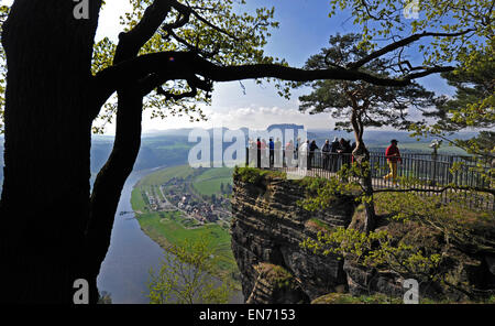 I turisti stand sui Bastei rock formazione in Svizzera Sassone Parco Nazionale in Rathen, Germania, 29 aprile 2015. La piattaforma di osservazione è di 194 metri sopra il fiume Elba e una delle attrazioni della Svizzera sassone. Foto: MATTHIAS HIEKEL/ZB Foto Stock