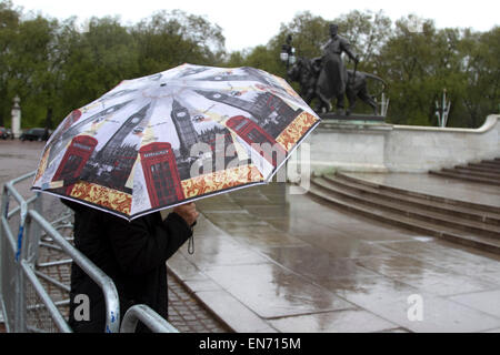 Londra, UK. Il 29 aprile 2015. Le persone sono catturati sotto la pioggia nel parco verde su un wet Rainy day in London Credit: amer ghazzal/Alamy Live News Foto Stock