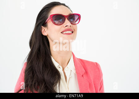 Sorridente brunette indossando occhiali da sole Foto Stock