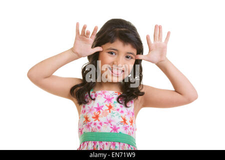 Ragazza facendo una eccitante di faccia Foto Stock