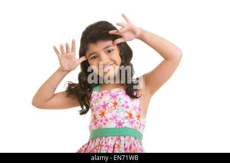 Ragazza facendo una eccitante di faccia Foto Stock