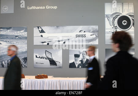 Amburgo, Germania. 29 apr, 2015. Lufthansa AG azionisti presso la sede di assemblea generale ad Amburgo, Germania, 29 aprile 2015. Foto: CHRISTIAN CHARISIUS/dpa/Alamy Live News Foto Stock