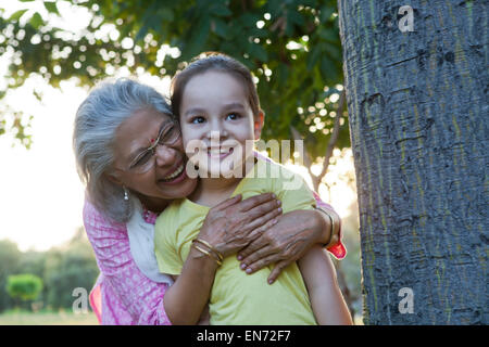 Nonna abbracciando la nipote Foto Stock