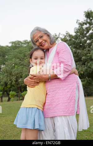 Ritratto di Nonna e nipote avvolgente Foto Stock