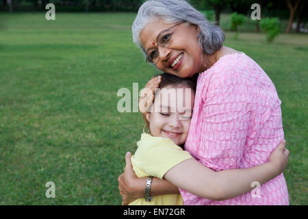 Nonna e nipote avvolgente Foto Stock