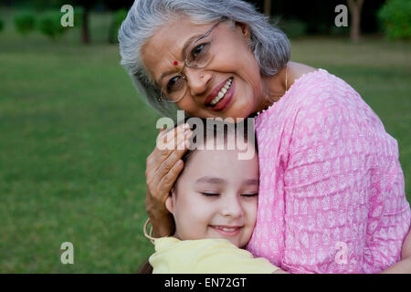 Nonna e nipote avvolgente Foto Stock