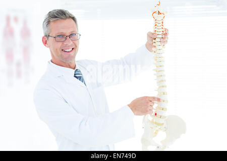 Medico che mostra la colonna vertebrale anatomica Foto Stock