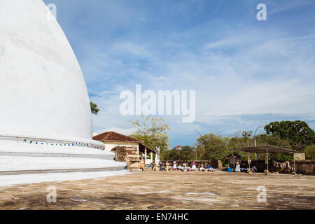 Il dagoba Mirisavatiya nell'antica città di Anuradhapura, Sri Lanka. Foto Stock