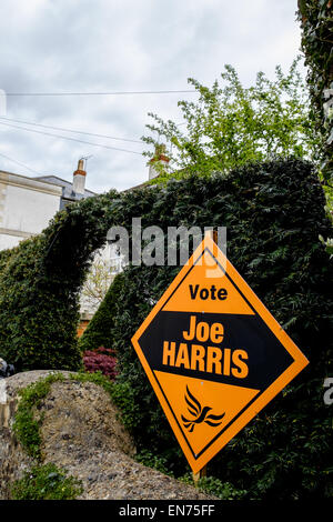 Il gruppo del Partito europeo dei liberali democratici banner invitando il pubblico a votare per i candidati locali a Cirencester, Regno Unito, sul muro del giardino di una casa Foto Stock