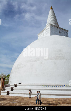 Il dagoba Mirisavatiya nell'antica città di Anuradhapura, Sri Lanka. Foto Stock
