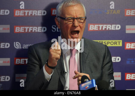 Sheffield, Regno Unito. Il 29 aprile, 2015. Barry Hearn ha annunciato oggi che un Irish Open di Belfast sarà sul calendario per la stagione 2016/17, un ulteriore Scottish Open e inglese sono aperte anche impostare per essere aggiunto a correre al fianco di attualmente esistenti aperto gallese, assicurando che più del gioco ritorna alle isole che originariamente hanno contribuito a rendere popolare al Betfred World Snooker Championship al Crucible Theatre. © Jimmy Whhittee/Alamy Live News Credito: Jimmy Whhittee/Alamy Live News Foto Stock