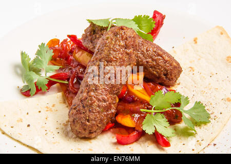 Kebab e verdure in salsa Foto Stock