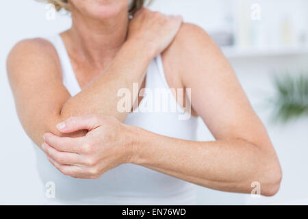 Donna con dolore a gomito Foto Stock