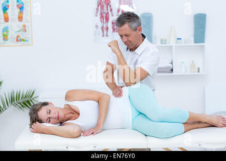 Massaggio medico del suo paziente hip Foto Stock