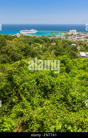 Spiaggia caraibica sulla costa settentrionale della Giamaica, vicino a Cascate del Fiume Dunn e citta di Ocho Rios. Foto Stock