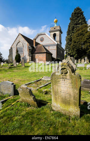 Chiesa di San Lorenzo a Wycombe Ovest con la sua palla dorata sulla torre Foto Stock