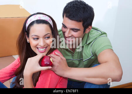 Il giovane e la giovane donna seduta nel bagagliaio di una vettura Foto Stock