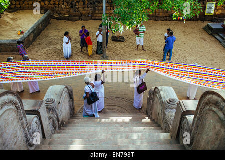 Pellegrini portano Offerte per lo Sri Maha Bodhi in Anuradhapura, Sri Lanka. Foto Stock