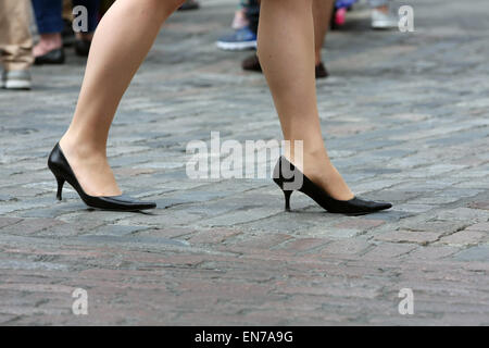 Una vista di una coppia di gambe femmina camminando in tacchi a spillo. Foto Stock