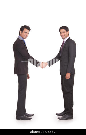 Ritratto di due imprenditori stringono le mani Foto Stock