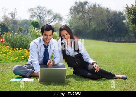Imprenditore e imprenditrice lavorando in un parco Foto Stock