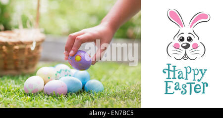 Immagine composita della bambina di raccolta delle uova di pasqua Foto Stock