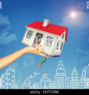 House e il mazzetto di chiave in mano womans Foto Stock