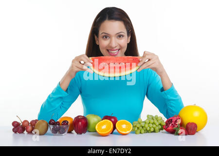 Ritratto di una donna tenendo un cocomero Foto Stock