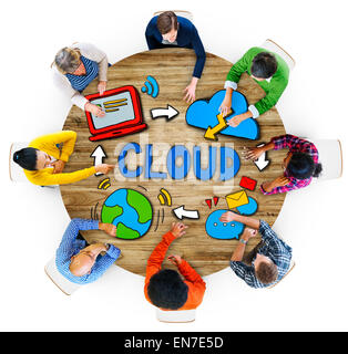 Gruppo di diverse persone per discutere circa il Cloud Network Foto Stock