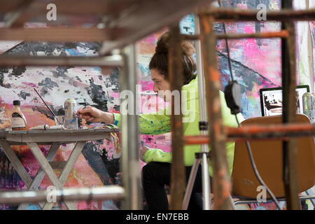 Gaia (26) è uno dei tre più influenti di artista sotto 30, secondo l'graduatory della rivista americana Forbes. Gaia è a Roma dove si sta preparando una mostra sull'immigrazione. Qui è raffigurato in studio nel centro di Roma, valutazione del curatore Stefano Antonelli. Foto Stock