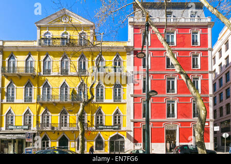 Lisbona portogallo primavera alberi e di rosso e di giallo edifici sulla Avenida da Liberdade Foto Stock