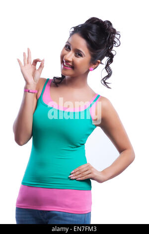 Ritratto di giovane donna fare ok gesto a mano Foto Stock