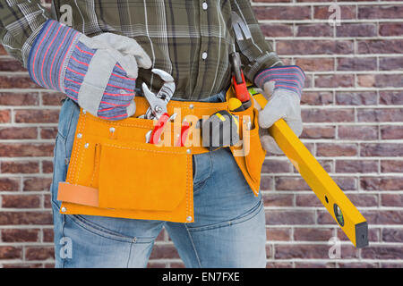 Immagine composita di tuttofare mantenendo la livella Foto Stock