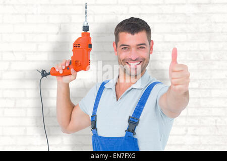 Immagine composita di sorridere aggiustatore con macchina seminatrice gesticolando pollice in alto Foto Stock