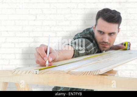 Immagine composita di lavoratore marcatura sul tavolato in legno Foto Stock