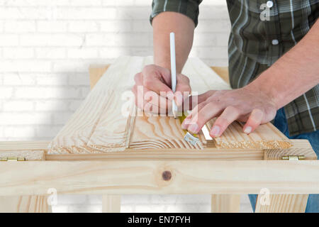 Immagine composita di carpenter marcatura sul tavolato in legno Foto Stock