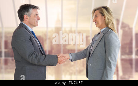 Immagine composita della lieta imprenditore agitando la mano di contenuto imprenditrice Foto Stock