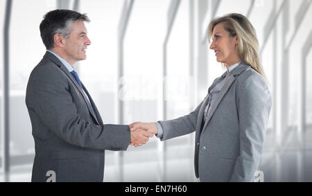 Immagine composita della lieta imprenditore agitando la mano di contenuto imprenditrice Foto Stock