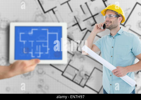 Immagine composita di architetto maschio con blueprint parlando al telefono cellulare Foto Stock