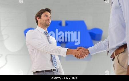 Immagine composita di giovani imprenditori stringono le mani in office Foto Stock