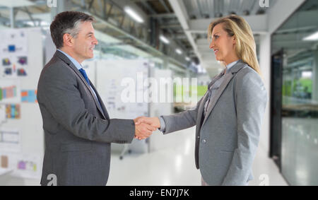 Immagine composita della lieta imprenditore agitando la mano di contenuto imprenditrice Foto Stock