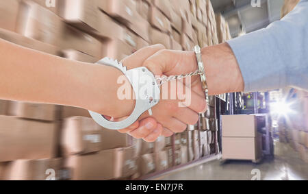 Immagine composita di ammanettato con la gente di affari stringono le mani Foto Stock