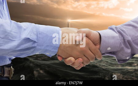 Immagine composita di due uomini stringono le mani Foto Stock