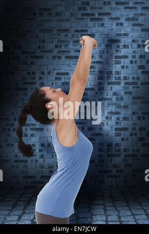 Immagine composita di montare brunette stretching le braccia Foto Stock