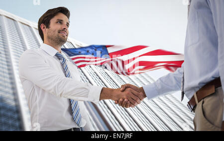 Immagine composita di giovani imprenditori stringono le mani in office Foto Stock