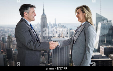 Immagine composita della lieta imprenditore agitando la mano di contenuto imprenditrice Foto Stock