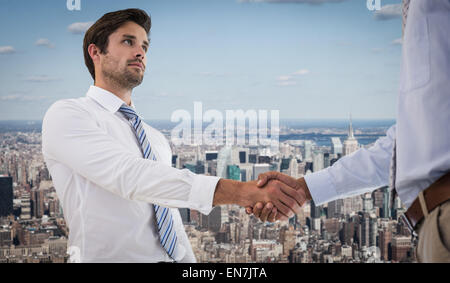 Immagine composita di due imprenditori stringono le mani in office Foto Stock