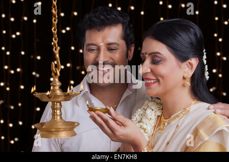 Giovane celebra Diwali Foto Stock