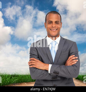 Immagine composita del carismatico giovane imprenditore con le braccia incrociate Foto Stock